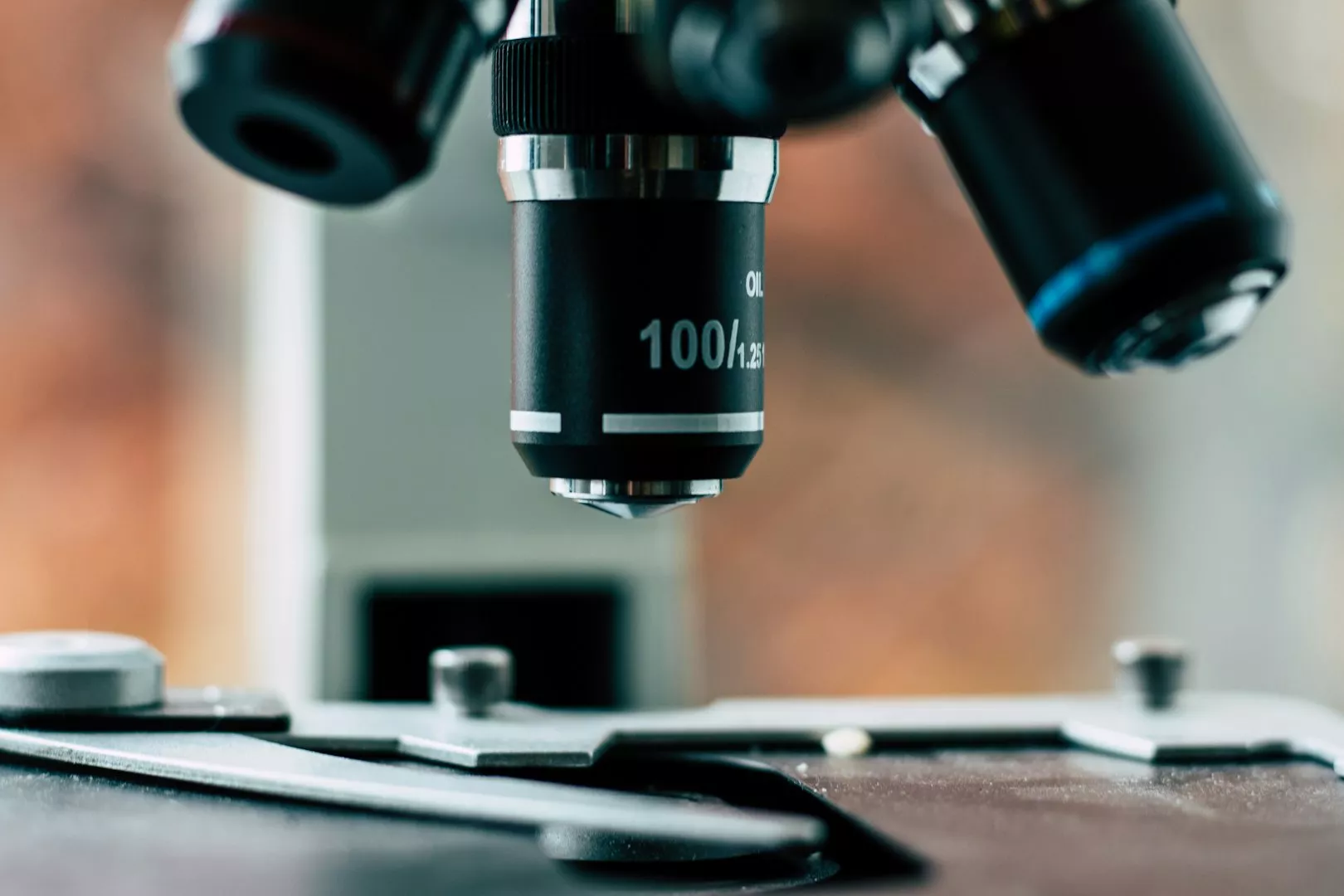Microscope objective lenses in the Alvolab laboratory